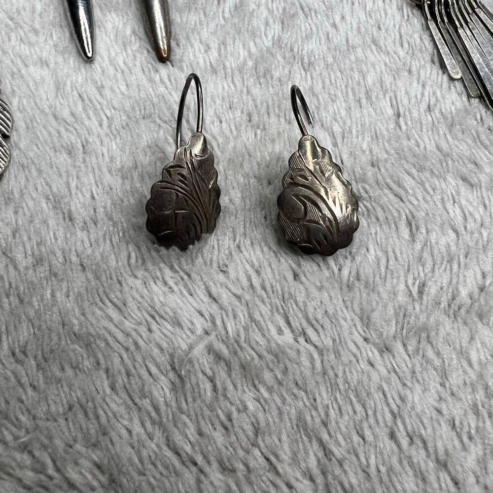 Vintage 4 Pairs of Silver Tone Earrings: Small Dangles, Feathers, Dream Catcher - Picture 2 of 10